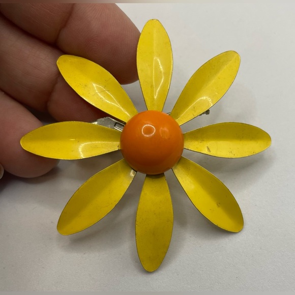 Vintage Jewelry - Vintage 1950s Yellow Enamel on Metal Daisy Brooch Pin